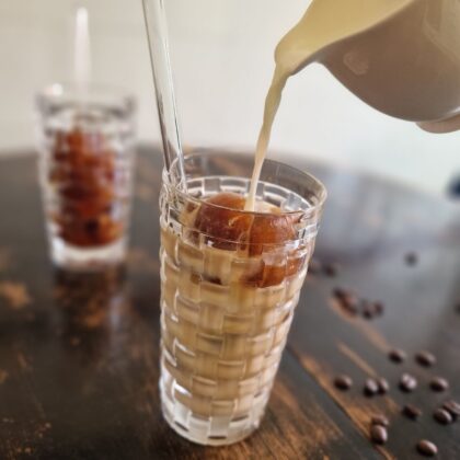 Rezept mit selbst schließenden Eiswürfeln: Eiskaffee mit Eiswürfeln aus Kaffee machen_pely 
